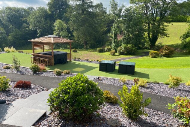 Cilrhiw Country House Hot Tub - image 2